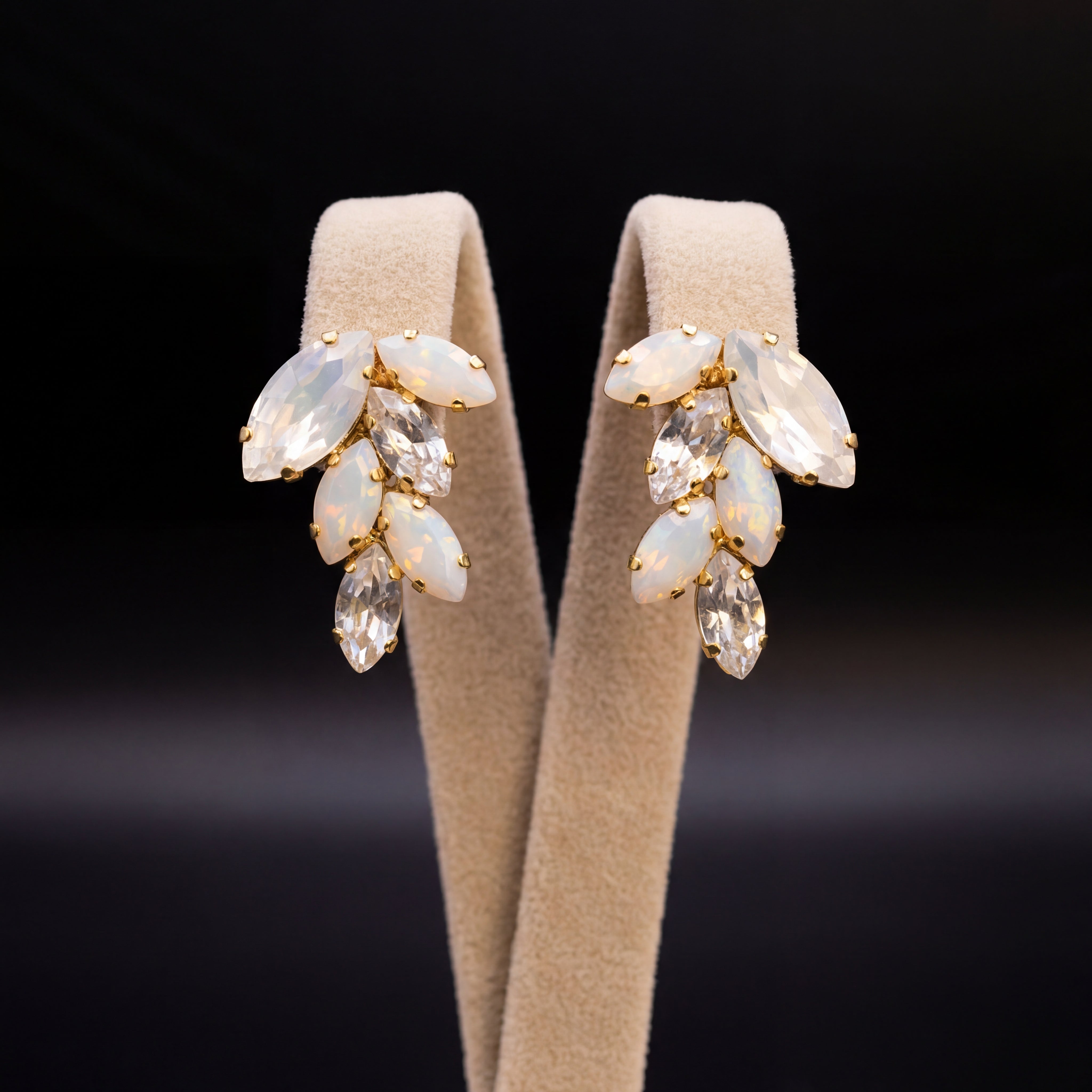 Inari orecchini - Oro Giallo - Bianco Opale Crystal