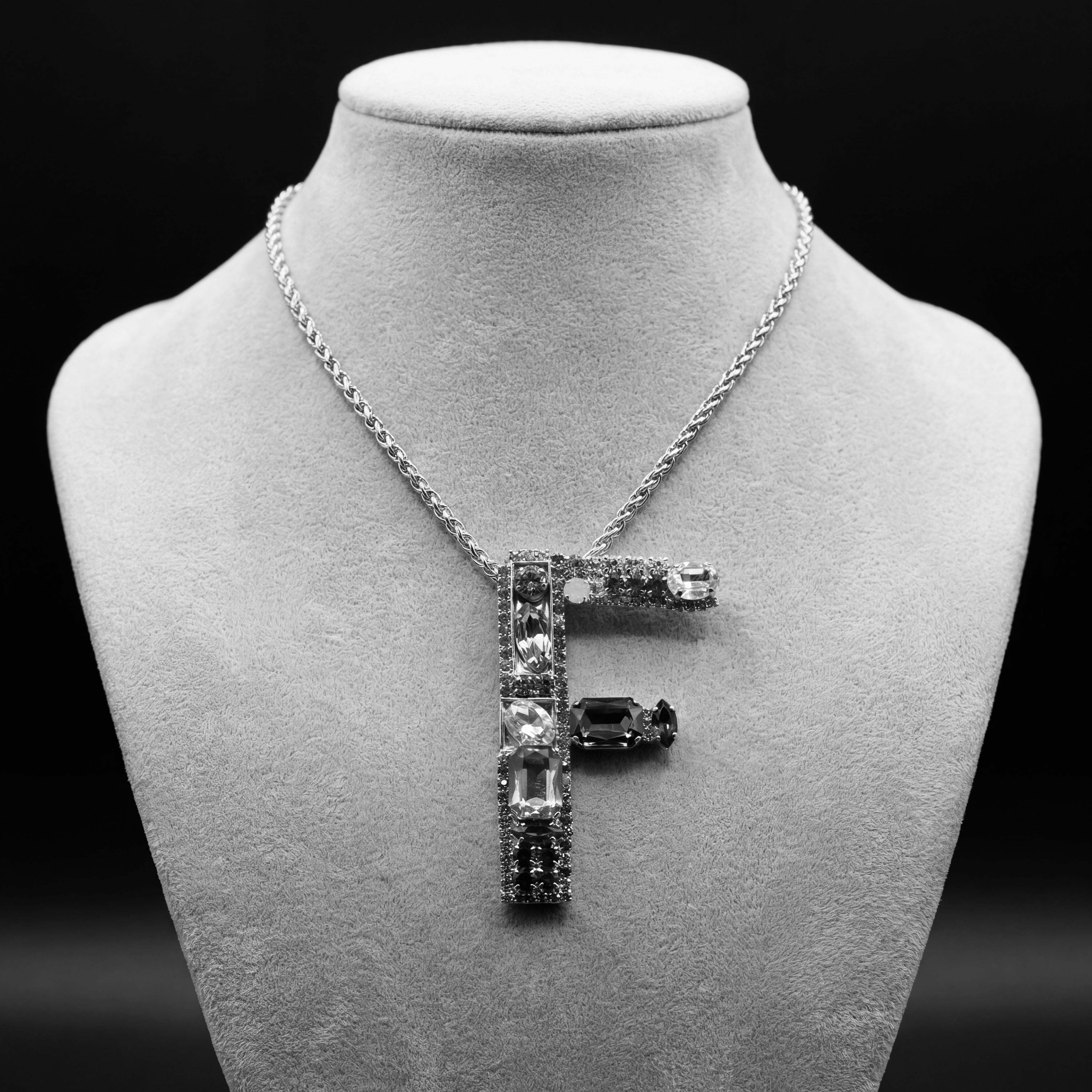 Collana lettera F