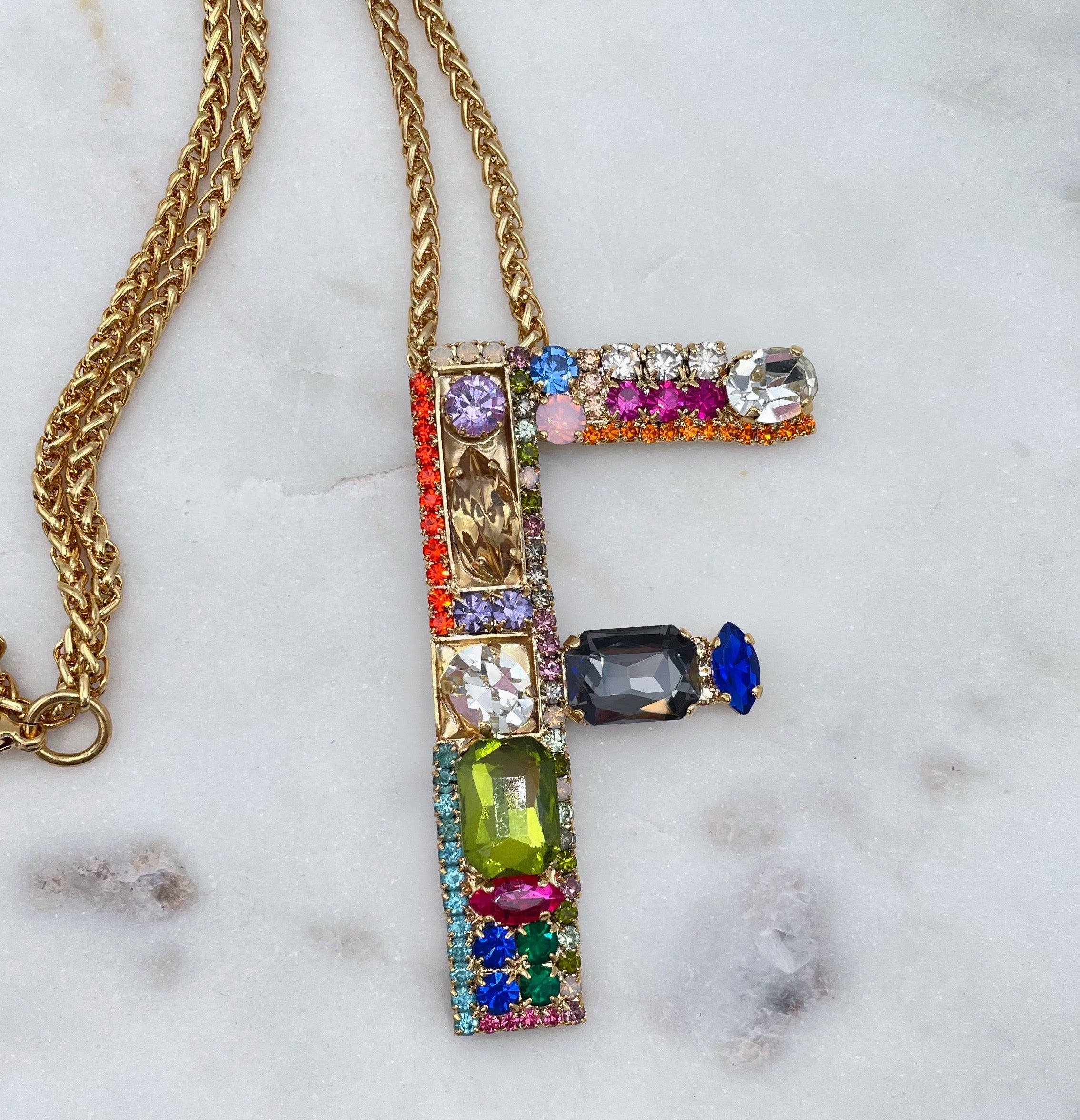 Collana lettera F