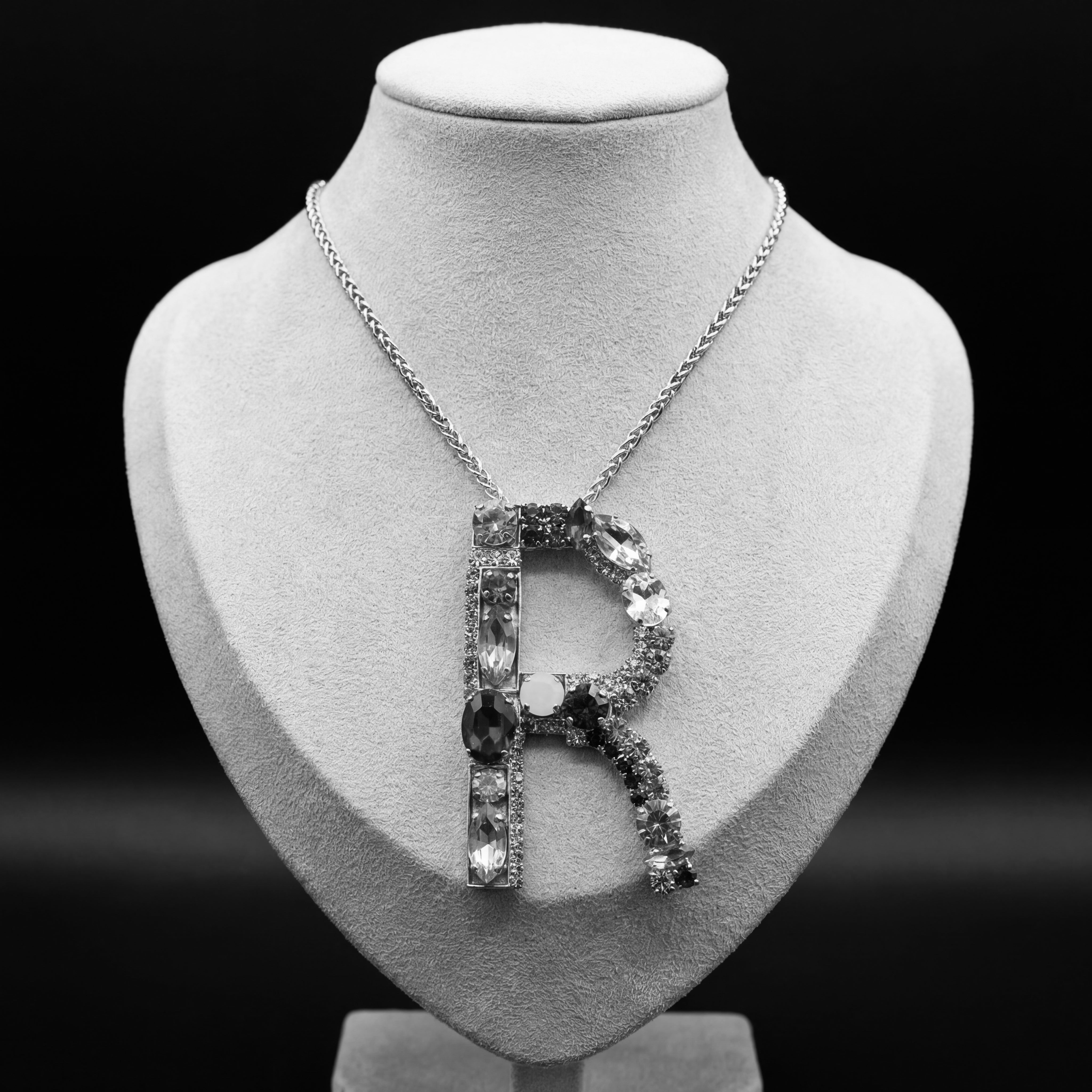 Collana lettera R