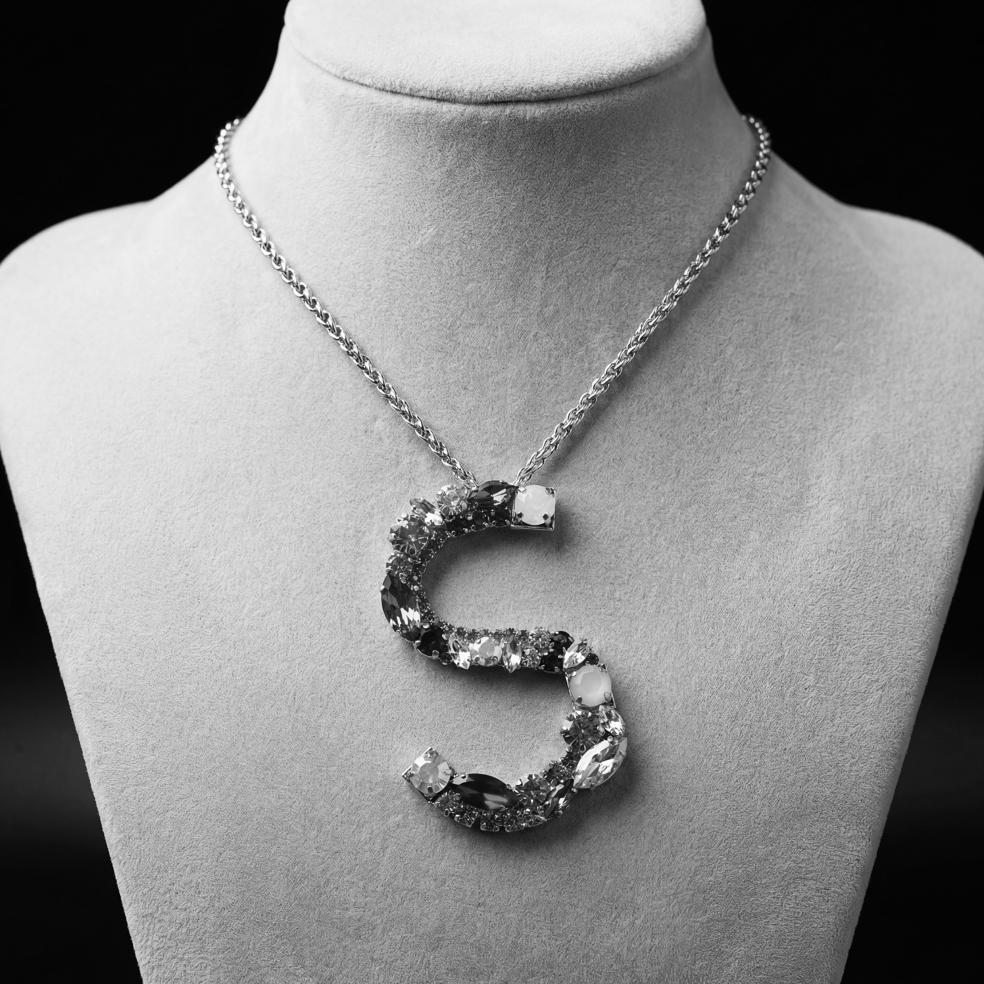 Collana lettera S