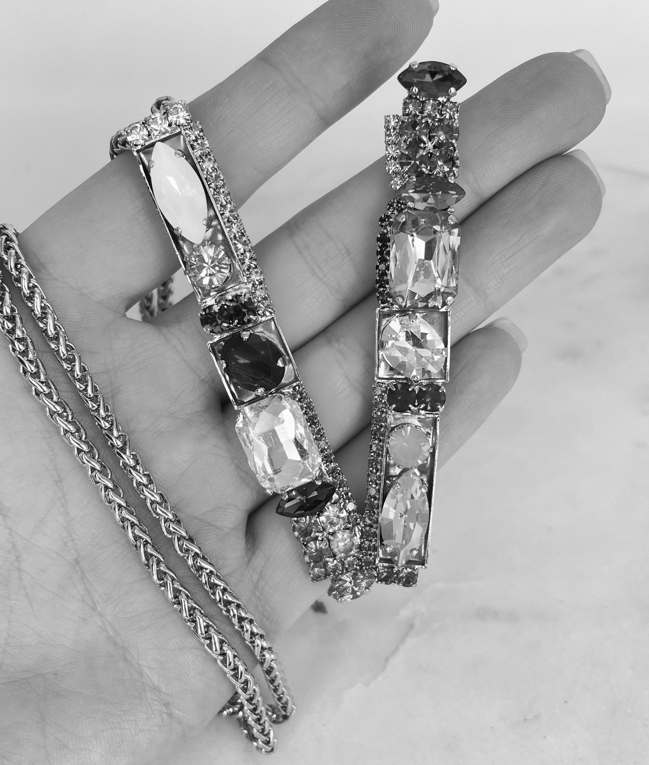Collana lettera V